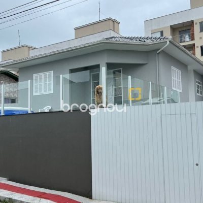 Casa com 200m², 3 quartos (sendo 2 suítes), 6 garagens, no bairro Serraria em São José