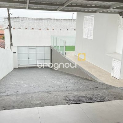 Casa com 200m², 3 quartos (sendo 2 suítes), 6 garagens, no bairro Serraria em São José