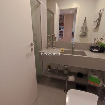 Apartamento com 121m², 3 quartos (sendo 3 suítes), 2 garagens, no bairro Kobrasol em São José