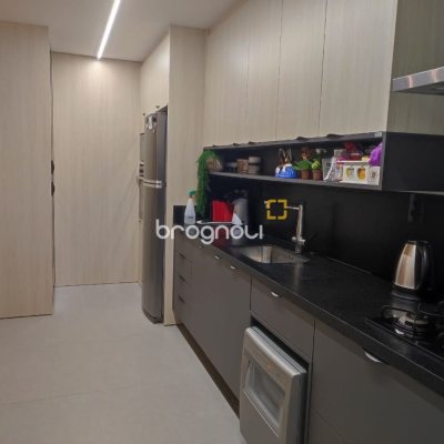 Apartamento com 121m², 3 quartos (sendo 3 suítes), 2 garagens, no bairro Kobrasol em São José