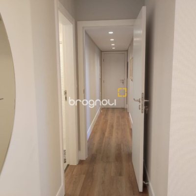 Apartamento com 121m², 3 quartos (sendo 3 suítes), 2 garagens, no bairro Kobrasol em São José