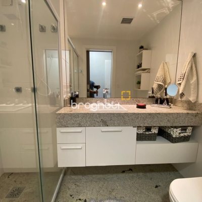 Apartamento com 101m², 2 quartos (sendo 2 suítes), 1 garagem, no bairro Centro em Florianópolis