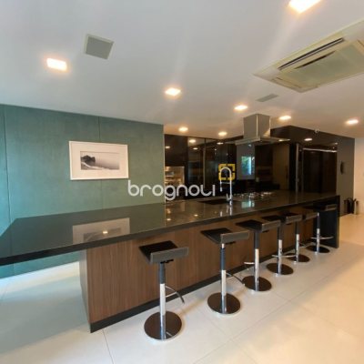 Apartamento com 101m², 2 quartos (sendo 2 suítes), 1 garagem, no bairro Centro em Florianópolis