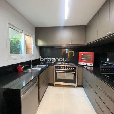 Apartamento com 101m², 2 quartos (sendo 2 suítes), 1 garagem, no bairro Centro em Florianópolis