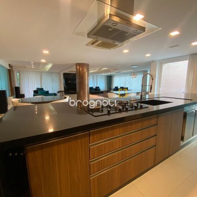 Apartamento com 101m², 2 quartos (sendo 2 suítes), 1 garagem, no bairro Centro em Florianópolis