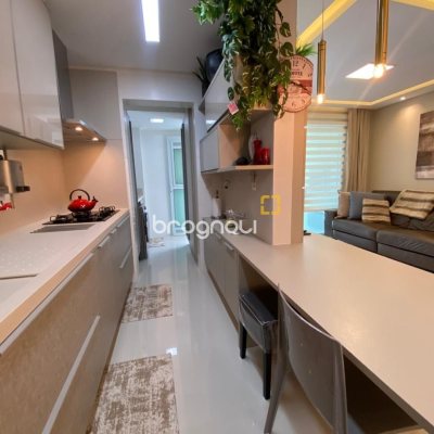 Apartamento com 101m², 2 quartos (sendo 2 suítes), 1 garagem, no bairro Centro em Florianópolis