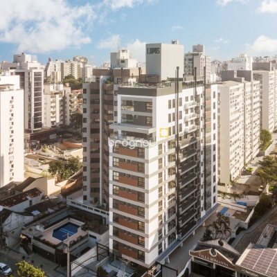 Apartamento com 80m², 2 quartos (sendo 2 suítes), 1 garagem, no bairro Centro em Florianópolis