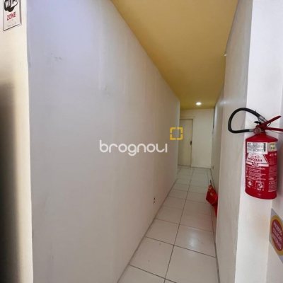 Loja com 56m², no bairro Kobrasol em São José