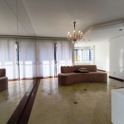 Apartamento com 120m², 3 quartos (sendo 1 suíte), 2 garagens, no bairro Centro em Florianópolis