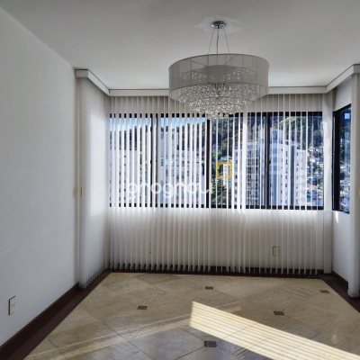 Apartamento com 120m², 3 quartos (sendo 1 suíte), 2 garagens, no bairro Centro em Florianópolis