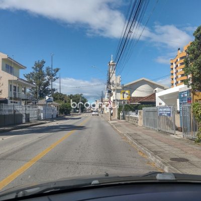 Terreno com 825m², no bairro Balneário em Florianópolis