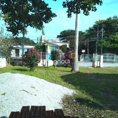 Terreno com 825m², no bairro Balneário em Florianópolis