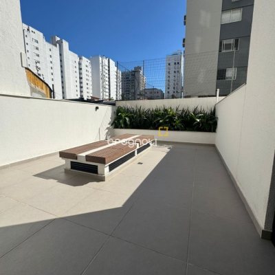 Apartamento com 107m², 3 quartos (sendo 1 suíte), 2 garagens, no bairro Centro em Florianópolis