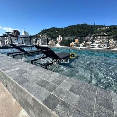 Apartamento com 107m², 3 quartos (sendo 1 suíte), 2 garagens, no bairro Centro em Florianópolis