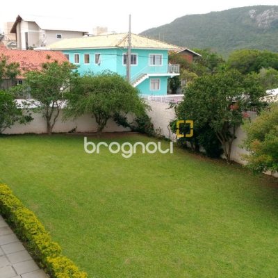 Casa com 384m², 5 quartos, 4 garagens, no bairro São João do Rio Vermelho em Florianópolis
