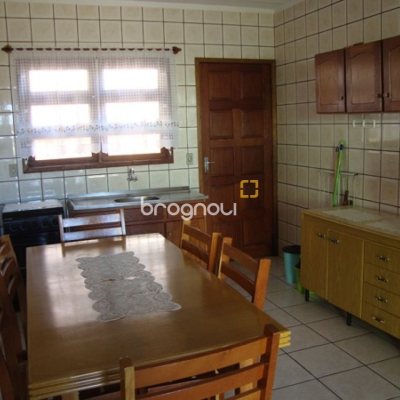 Casa com 384m², 5 quartos, 4 garagens, no bairro São João do Rio Vermelho em Florianópolis