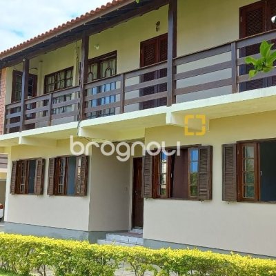 Casa com 384m², 5 quartos, 4 garagens, no bairro São João do Rio Vermelho em Florianópolis