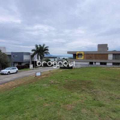 Terreno com 762m², no bairro Cacupé em Florianópolis