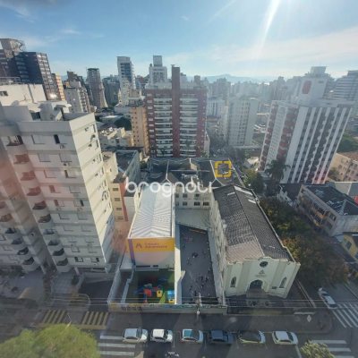 Apartamento com 214m², 4 quartos (sendo 2 suítes), 2 garagens, no bairro Centro em Florianópolis