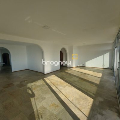 Apartamento com 214m², 4 quartos (sendo 2 suítes), 2 garagens, no bairro Centro em Florianópolis