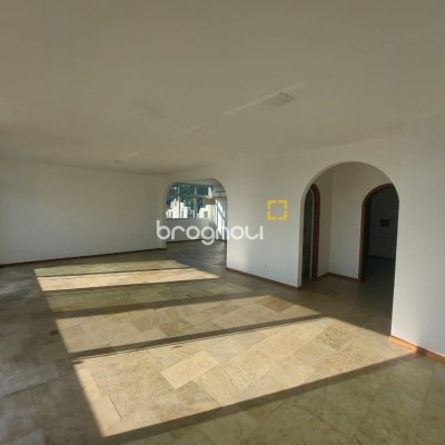 Apartamento com 214m², 4 quartos (sendo 2 suítes), 2 garagens, no bairro Centro em Florianópolis