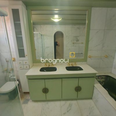 Apartamento com 214m², 4 quartos (sendo 2 suítes), 2 garagens, no bairro Centro em Florianópolis