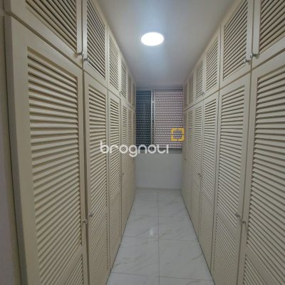 Apartamento com 214m², 4 quartos (sendo 2 suítes), 2 garagens, no bairro Centro em Florianópolis