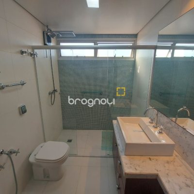 Apartamento com 214m², 4 quartos (sendo 2 suítes), 2 garagens, no bairro Centro em Florianópolis