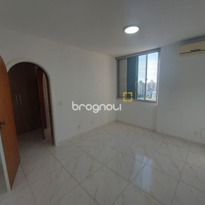 Apartamento com 214m², 4 quartos (sendo 2 suítes), 2 garagens, no bairro Centro em Florianópolis