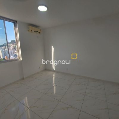 Apartamento com 214m², 4 quartos (sendo 2 suítes), 2 garagens, no bairro Centro em Florianópolis