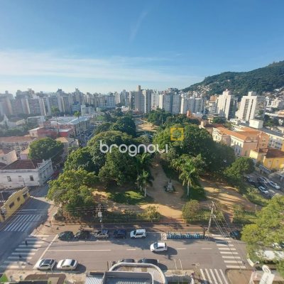 Apartamento com 214m², 4 quartos (sendo 2 suítes), 2 garagens, no bairro Centro em Florianópolis