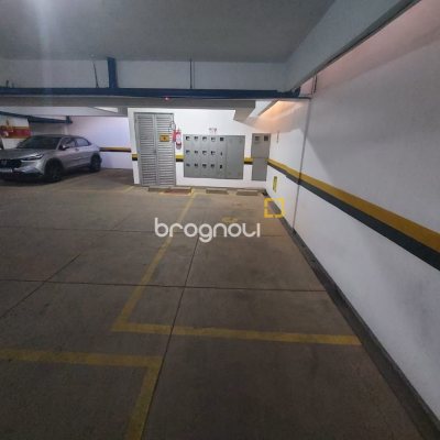Apartamento com 214m², 4 quartos (sendo 2 suítes), 2 garagens, no bairro Centro em Florianópolis