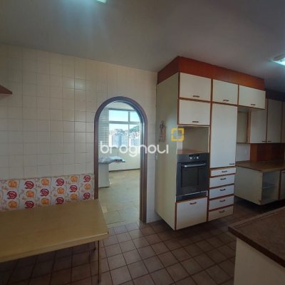 Apartamento com 214m², 4 quartos (sendo 2 suítes), 2 garagens, no bairro Centro em Florianópolis