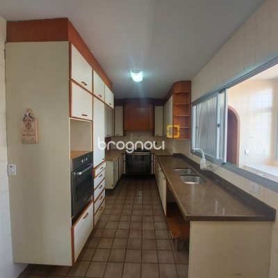 Apartamento com 214m², 4 quartos (sendo 2 suítes), 2 garagens, no bairro Centro em Florianópolis