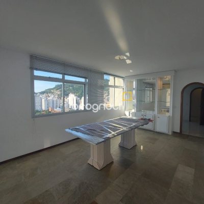 Apartamento com 214m², 4 quartos (sendo 2 suítes), 2 garagens, no bairro Centro em Florianópolis