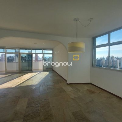 Apartamento com 214m², 4 quartos (sendo 2 suítes), 2 garagens, no bairro Centro em Florianópolis