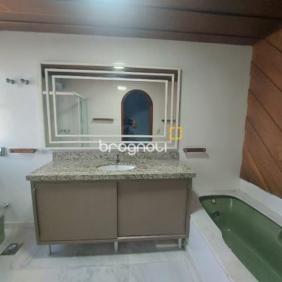 Apartamento com 214m², 4 quartos (sendo 2 suítes), 2 garagens, no bairro Centro em Florianópolis