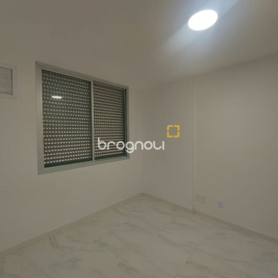 Apartamento com 214m², 4 quartos (sendo 2 suítes), 2 garagens, no bairro Centro em Florianópolis