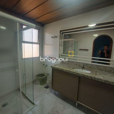 Apartamento com 214m², 4 quartos (sendo 2 suítes), 2 garagens, no bairro Centro em Florianópolis
