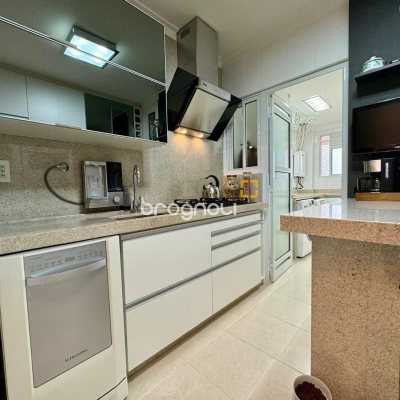 Apartamento com 109m², 3 quartos (sendo 1 suíte), 2 garagens, no bairro Jardim Atlântico em Florianópolis