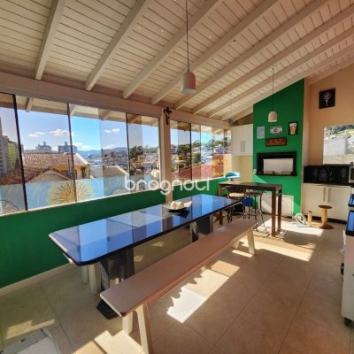 Casa com 204m², 4 quartos (sendo 1 suíte), 4 garagens, no bairro Agronômica em Florianópolis