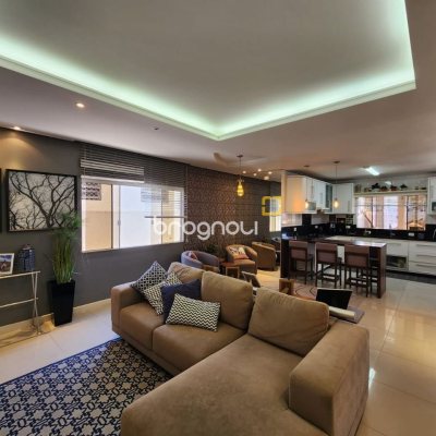 Casa com 204m², 4 quartos (sendo 1 suíte), 4 garagens, no bairro Agronômica em Florianópolis