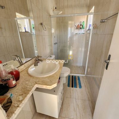 Casa com 204m², 4 quartos (sendo 1 suíte), 4 garagens, no bairro Agronômica em Florianópolis