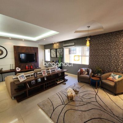 Casa com 204m², 4 quartos (sendo 1 suíte), 4 garagens, no bairro Agronômica em Florianópolis