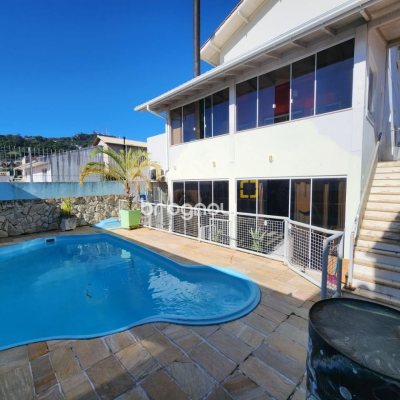 Casa com 204m², 4 quartos (sendo 1 suíte), 4 garagens, no bairro Agronômica em Florianópolis