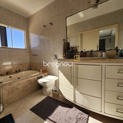 Casa com 204m², 4 quartos (sendo 1 suíte), 4 garagens, no bairro Agronômica em Florianópolis
