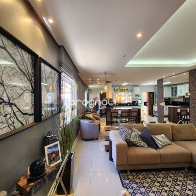 Casa com 204m², 4 quartos (sendo 1 suíte), 4 garagens, no bairro Agronômica em Florianópolis