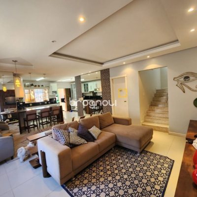 Casa com 204m², 4 quartos (sendo 1 suíte), 4 garagens, no bairro Agronômica em Florianópolis