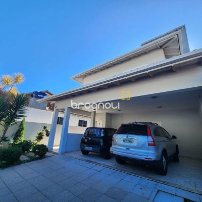 Casa com 204m², 4 quartos (sendo 1 suíte), 4 garagens, no bairro Agronômica em Florianópolis