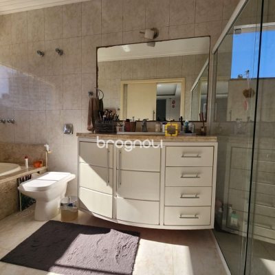 Casa com 204m², 4 quartos (sendo 1 suíte), 4 garagens, no bairro Agronômica em Florianópolis